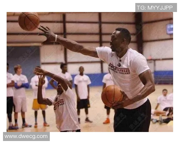 足球场上小孩紧抱偶像球星画面感人引发热议彰显球迷纯真情感